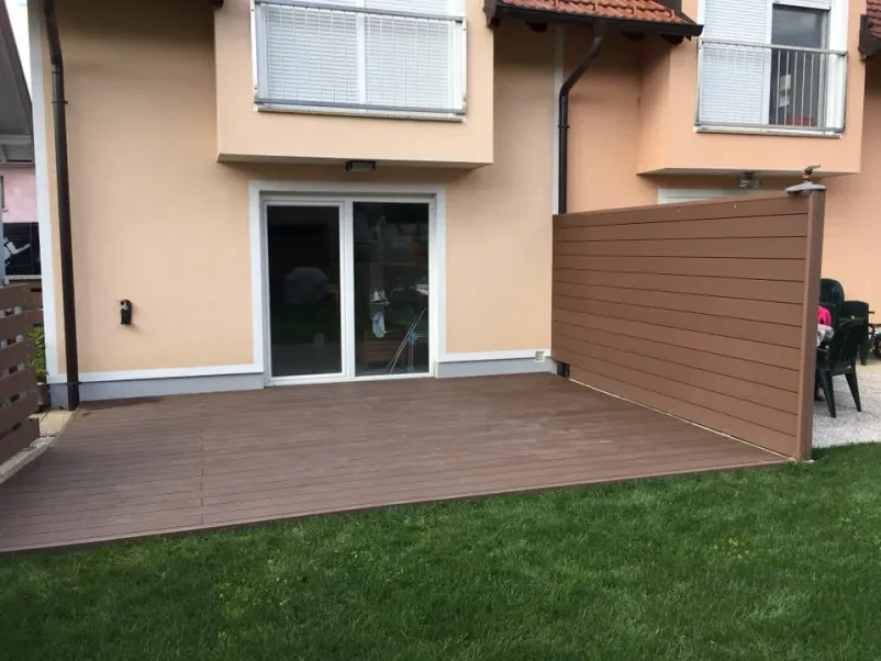Zunanje talne obloge na terasi pred hišo