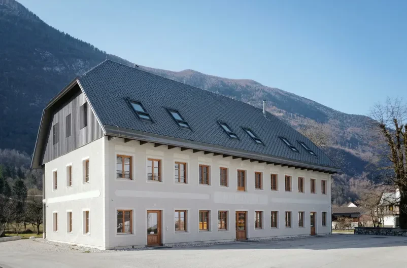 Zunanjost prenovljenega Zadružnega doma v Čezsoči, ki deluje kot heritage hotel.