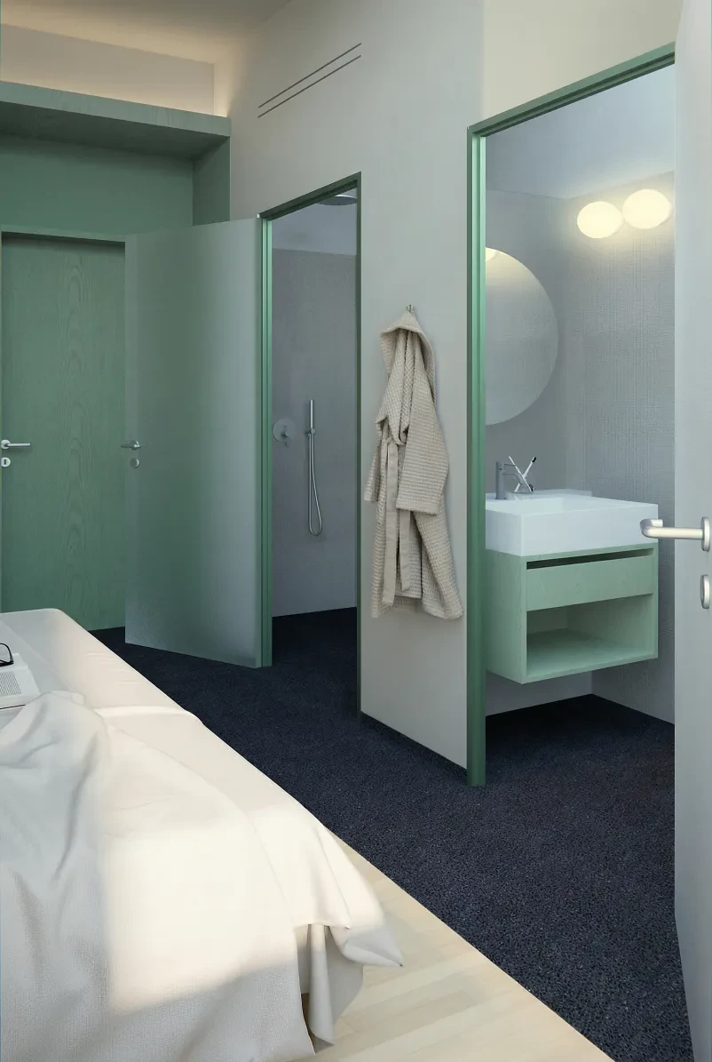 Pogled na posteljo in ogledalo v hotelski sobi s kopalnico in kopalnim plaščem.