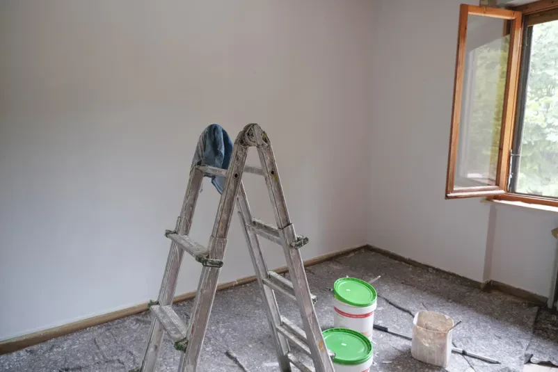 Mizarica natančno obdeluje lesene kose Ugodna zaključna gradbena dela Štajerska