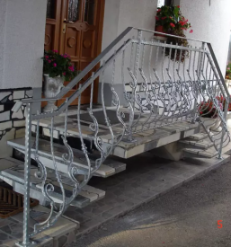 Kovana ograja pred vhodom