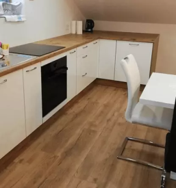 Moderne bele kuhinje