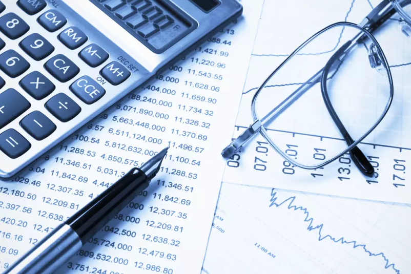 Kalkulator, očala in finančno poročilo
