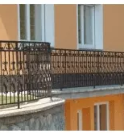 Montaža modernih kovanih ograj