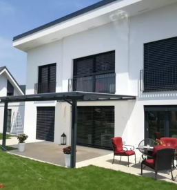 Nadstrešek vpet v hišo