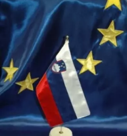 Namizne zastavice v sloveniji