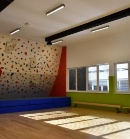 Ugodno opremljanje športnih objektov po Sloveniji in tujini