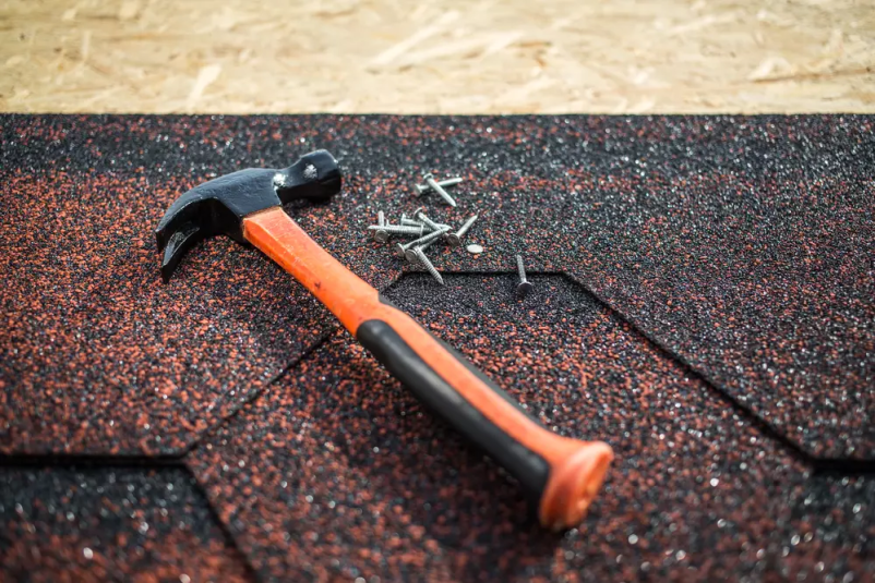 Strešna kritina in kladivo na strehi