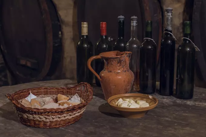 Nudimo vam prodajo buteljčnih vin, vabljeni pa ste tudi na ogled kleti in repnice na Bizeljskem!