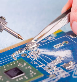 Trgovec s komponentami za elektroniko