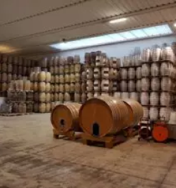 Prodaja kmetijske mehanizacije in lesenih sodov