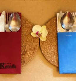 Servieti z logotipom podjetja