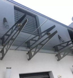 Steklen nadstrešek nad vhodom