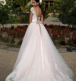 Trgovina s porocnimi oblekami kisovec