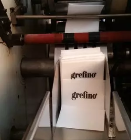 Ugoden tisk logotipov na serviete prticke