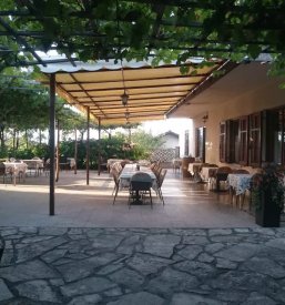 Terasa domače gostilne v Sežani