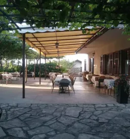 Terasa domače gostilne v Sežani