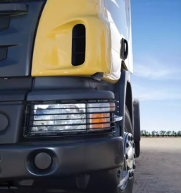 Kiper prevozi kamnik