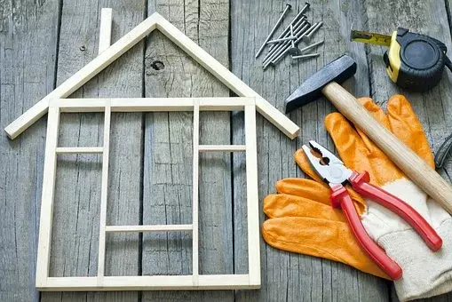 Model hiše iz lesa in orodje za gradnjo