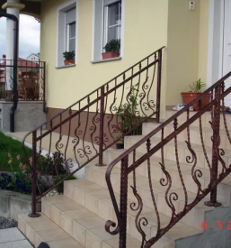 Kovana dvoriščna ograja
