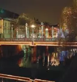 Piknik na ladjici ki pelje po Ljubljanici