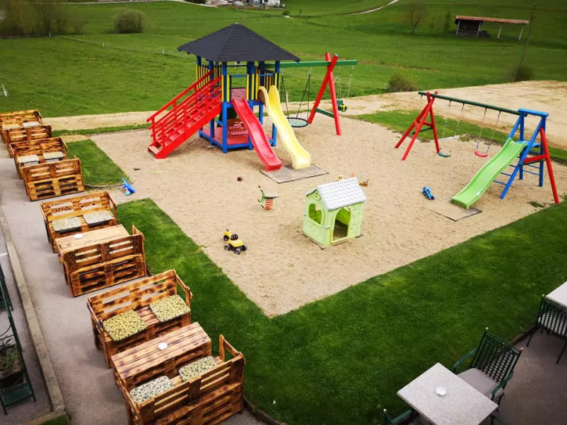 Prijeten prostor za zaključene družbe in različna praznovanja Moravče