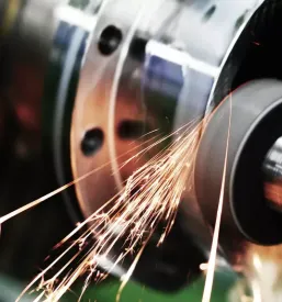 Podjetje za struženje kovin s CNC strojem