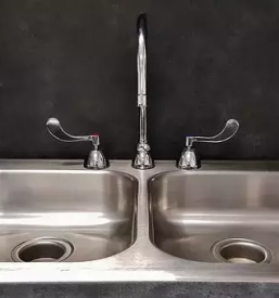 Odmasevanje kuhinjskih odtokov obala