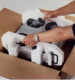 Ugoden stroj za ovijanje folije