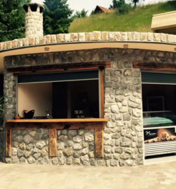 Gostilna z vrtom in otroskimi igrali poljanska dolina