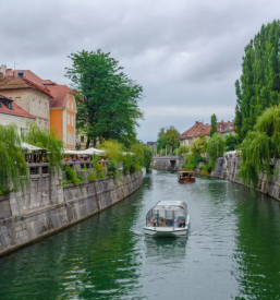 Bootsfahrt fuer gruppen entlang der ljubljanica