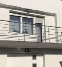 Prasno barvane ograje dolenjska