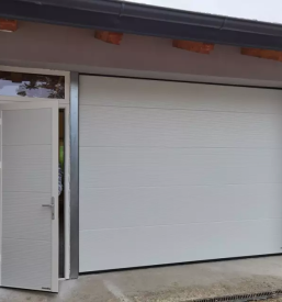 Garažna vrata in stranska vrata bela ral