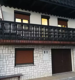 Lesena okna in zunanje rolete in garažna vrata