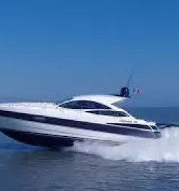 Ugoden servis plovil na obali