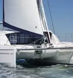 Ugoden servis plovil na obali