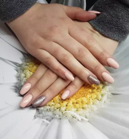 Ugodni umetni nohti mezica