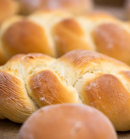 Peka domačega kruha v peči na drva