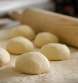 Proizvodnja domačega kruha in prave lepinje iz krušne peči Slovenija