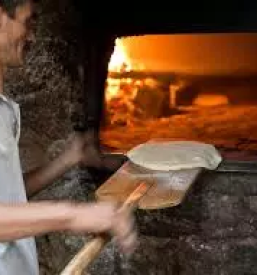 Peka domačega kruha v peči na drva Slovenija