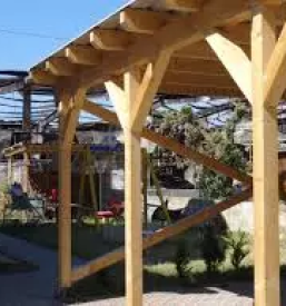 Izdelava in montaza lesenih nadstreskov slovenija