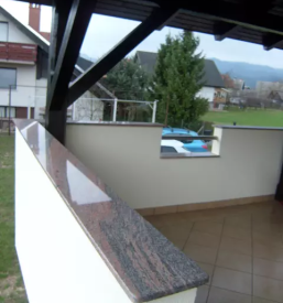 Kamnite police po meri