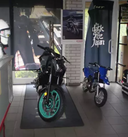 Prodaja stirikolesnikov skuterjev in napihljivih colnov novo mesto