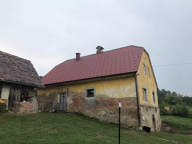Nova strešna kritina pri prenovi strehe na objektu v Podravju