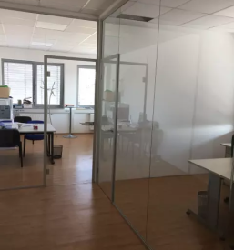 steklo v delovnih  prostorih