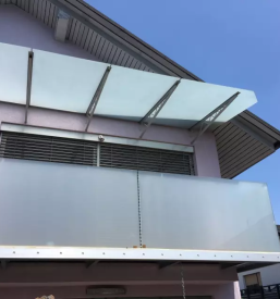 Steklena ograja in nadstrešek