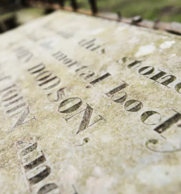 Klesanje črk na nagrobne spomenike Slovenija