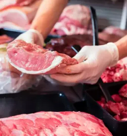 Prodaja mesnin na tržnici 