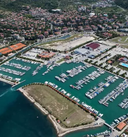 Hisa na vodi v marini portoroz