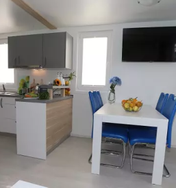 Hisa na vodi v marini portoroz